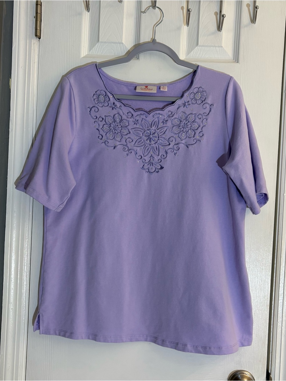 Quacker Factory Lilac Embroidered Floral Rhinestone Knit Top Short Sleeve Large.